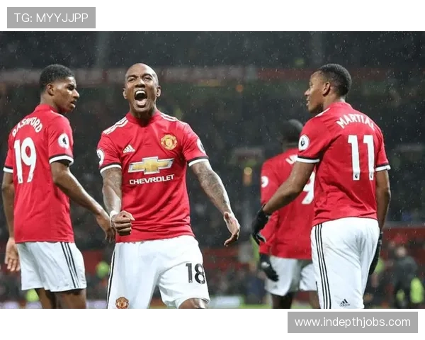 有球迷冲进场内和球员合影，吕迪格调皮地捏了捏球迷的耳朵